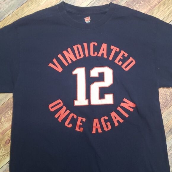 TOM BRADY VINDICATED TEE SIZE MEDIUM - Picture 2 of 4